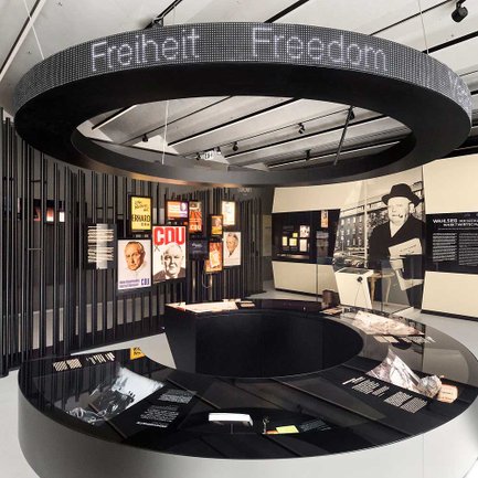 Interaktiver Tisch der sozialen Marktwirtschaft im Ludwig Erhard Zentrum in Fürth