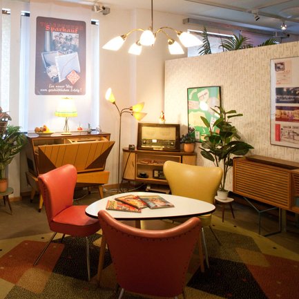 Wohnzimmer der 60er Jahre im Rundfunkmuseum Fürth zeigt typische Rundfunkgeräte der Zeit