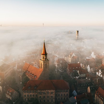 Dichter Nebel liegt über der Fürther Altstadt, aus dem die Türme von St. Michael und dem Rathaus emporragen