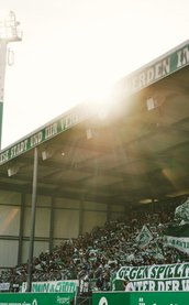 Volles Stadion mit jubelnden Fans, Fahnen und Bannern beim Heimspiel von SpVgg Greuther Fürth.