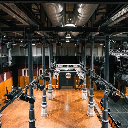 Haupthalle des Fürther Kulturforums mit den markanten Säulen der ehemaligen Rinderhalle des Schlachthofs