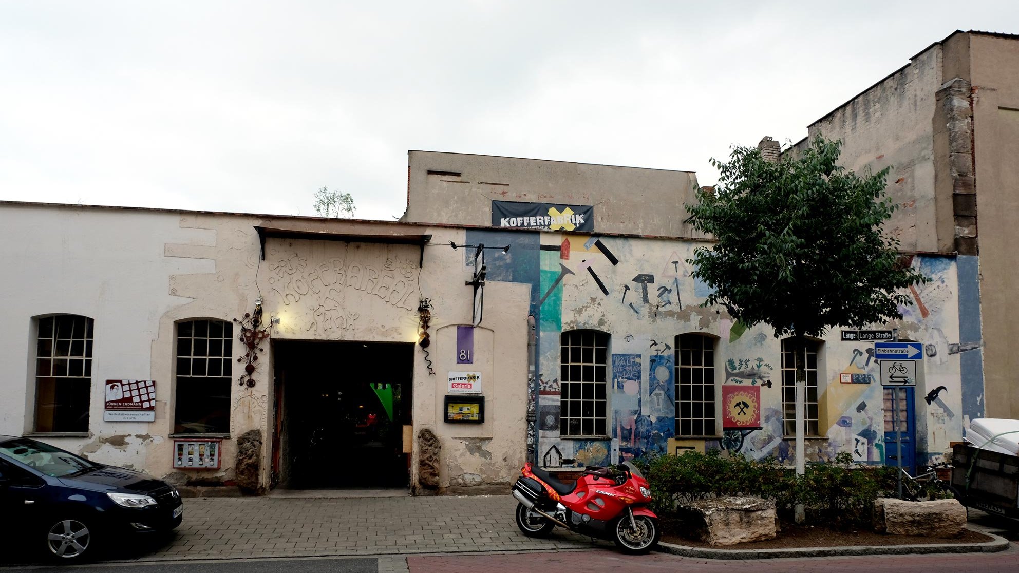 Außenansicht der Kofferfabrik Fürth mit farbiger Fassade.