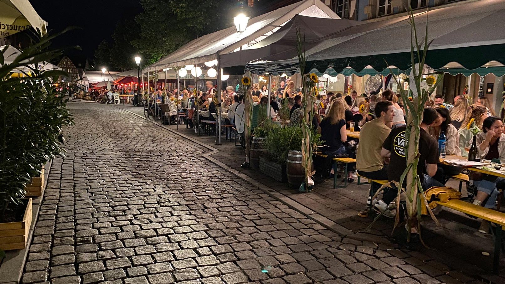 Besucher genießen Wein und geselliges Beisammensein entlang der Gustavstraße