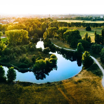 Idyllische Pegnitz im Fürther Wiesengrund, umgeben von weiten grünen Wiesen
