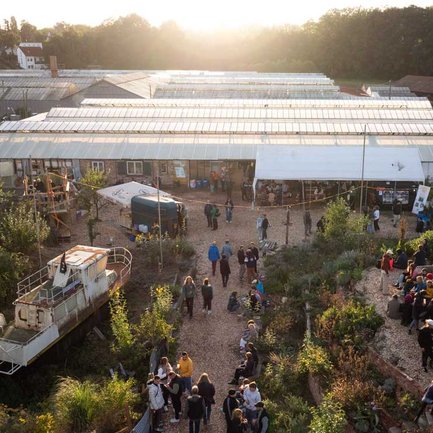 Das Festgartenfest im Kulturgewächshaus Fürth präsentiert einen weiten Gartenbereich mit Besuchern und einem alten Schiff als Highlight
