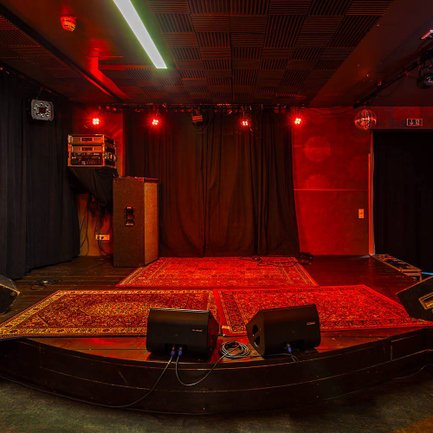 Bühne im Fürther Kopf und Kragen in rotem Licht für stimmungsvolle Konzertatmosphäre