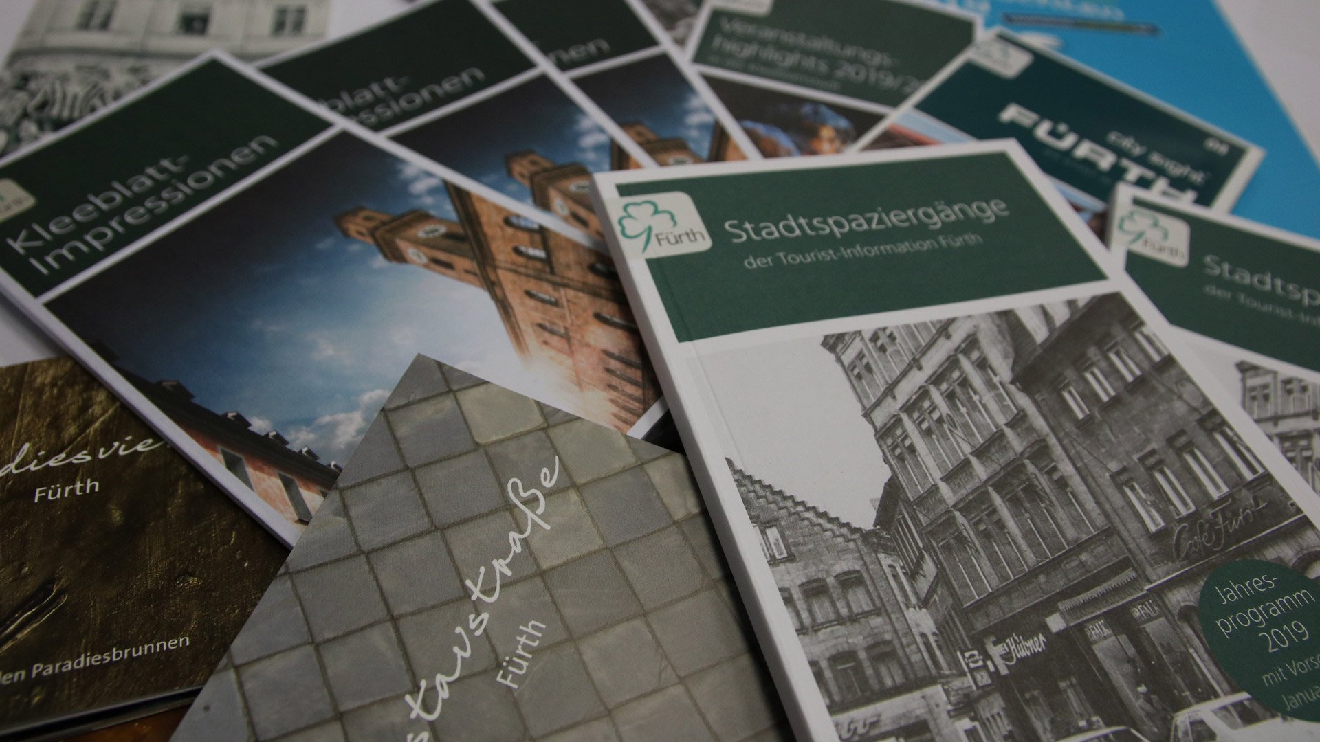 Stapel von Broschüren und Flyern der Fürther Tourist-Information