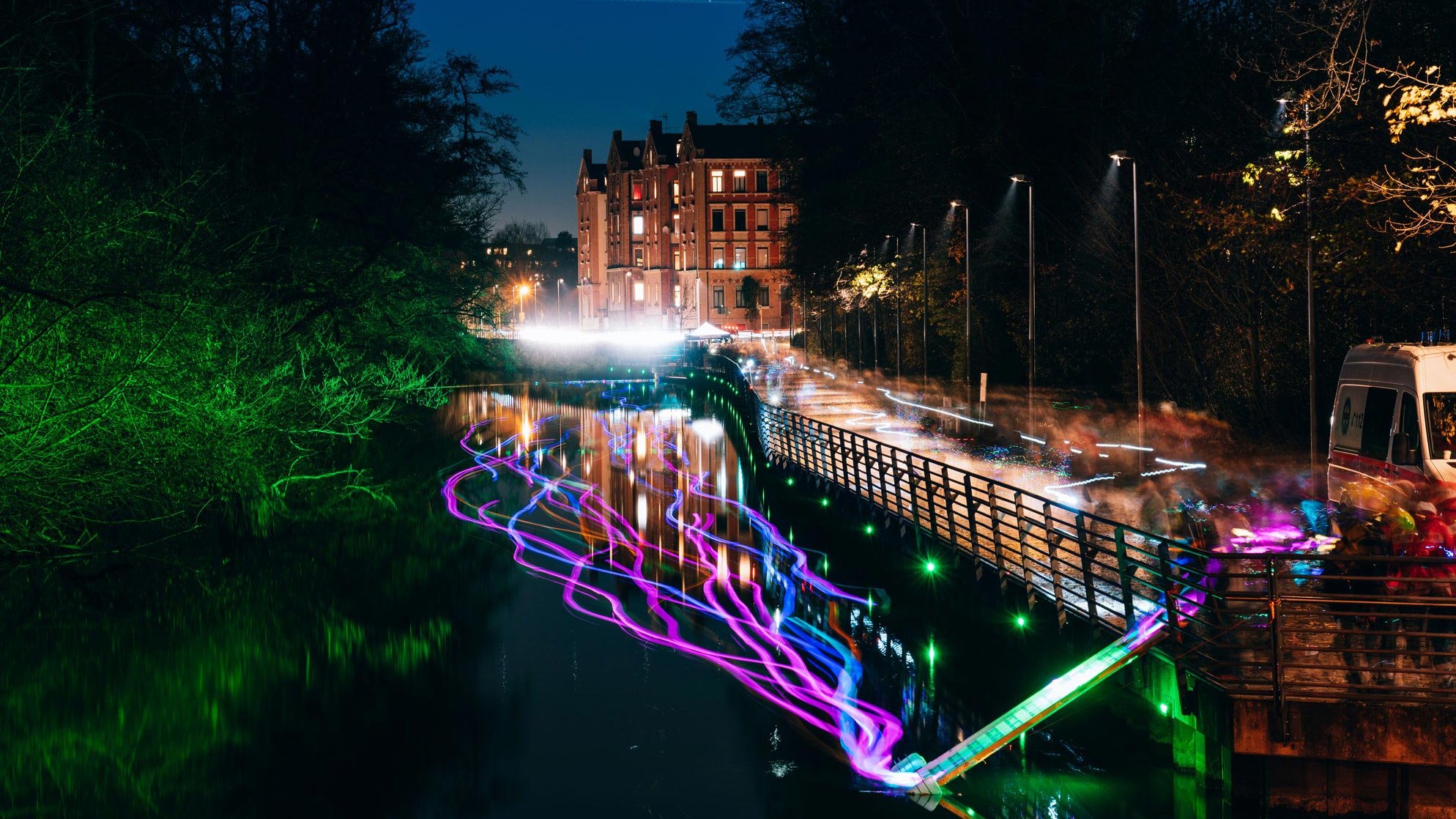 Nächtliche Rednitz-Promenade mit den Kißkalt’schen Häusern, bunten Lichtern und Lichtreflexion auf dem Wasser.