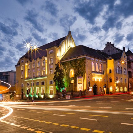 Das Berolzheimerianum in Fürth erstrahlt im warmen Abendlicht, Heimat der Comödie Fürth