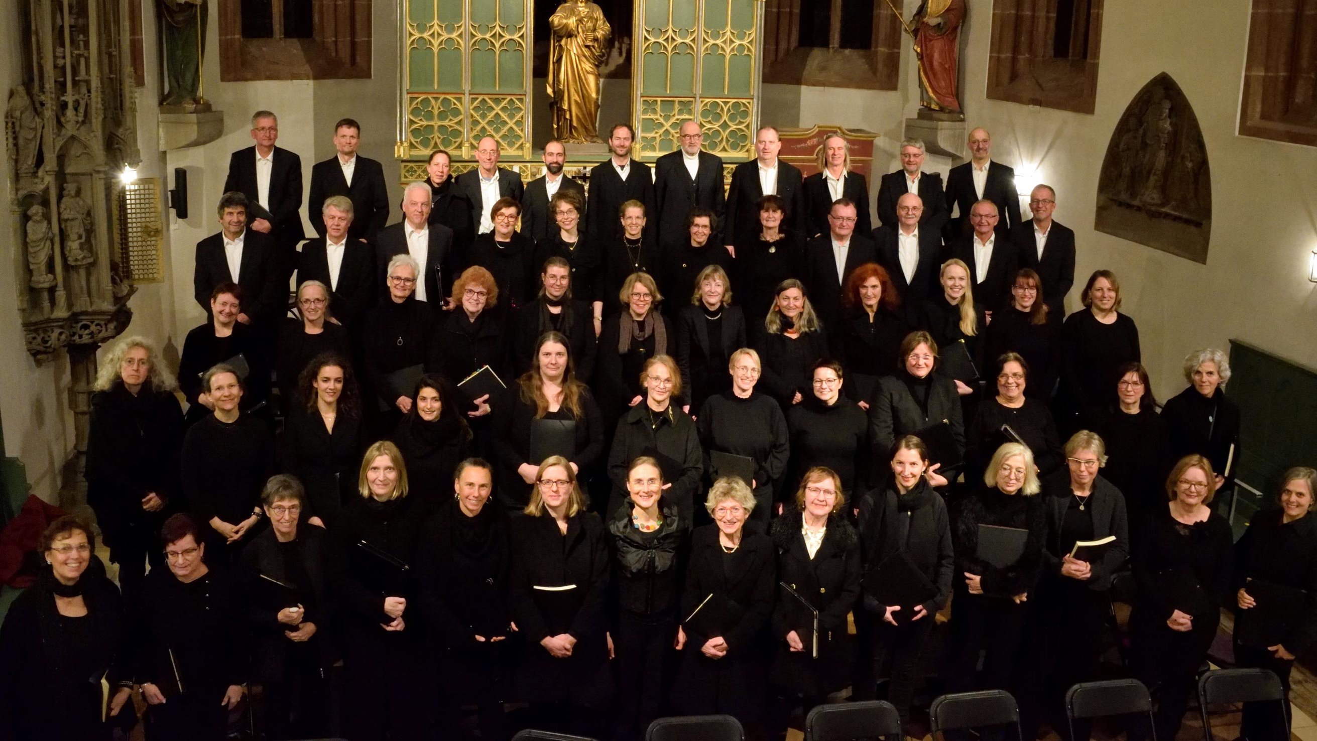 Großer Chor gibt ein Konzert in einer Kirche während der Kirchenmusiktage