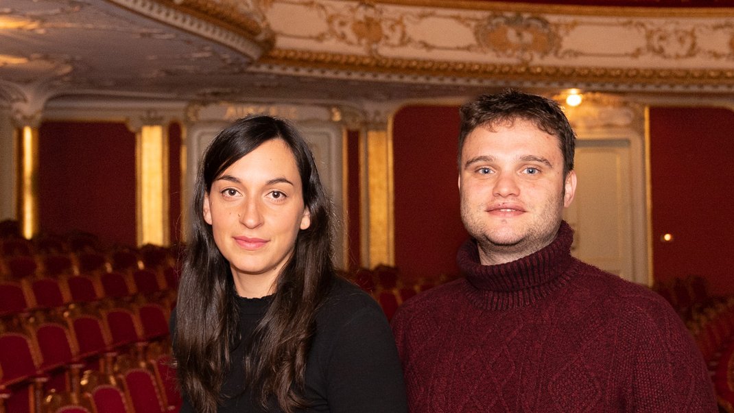 Sunna und Boris im leeren Zuschauerraum des Stadttheaters Fürth.