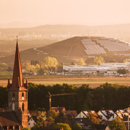 Kirche St. Johannis im Vordergrund, dahinter der Solarberg – Ausblick von Burgfarrnbach in Fürth