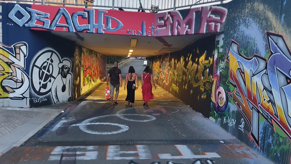 In einer Fürther Unterführung zeigen lokale Graffitikünstler regelmäßig neue, farbenfrohe Werke