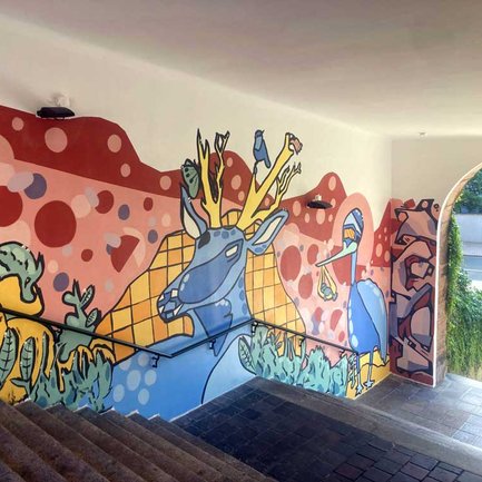 Treppenaufgang am Mariensteig in Fürth mit Graffiti heimischer Tiere wie Hirsch und Storch