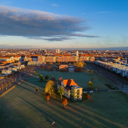 Fürther Südstadtpark strahlt im warmen Abendlicht