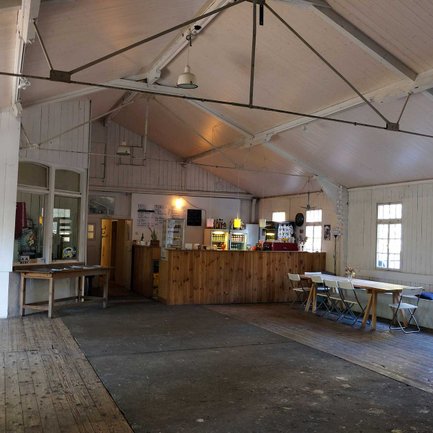 Der Kulturort Badstraße an der Uferpromenade in Fürth zeigt Bar, Sitzplätze und Raum für verschiedene Veranstaltungen