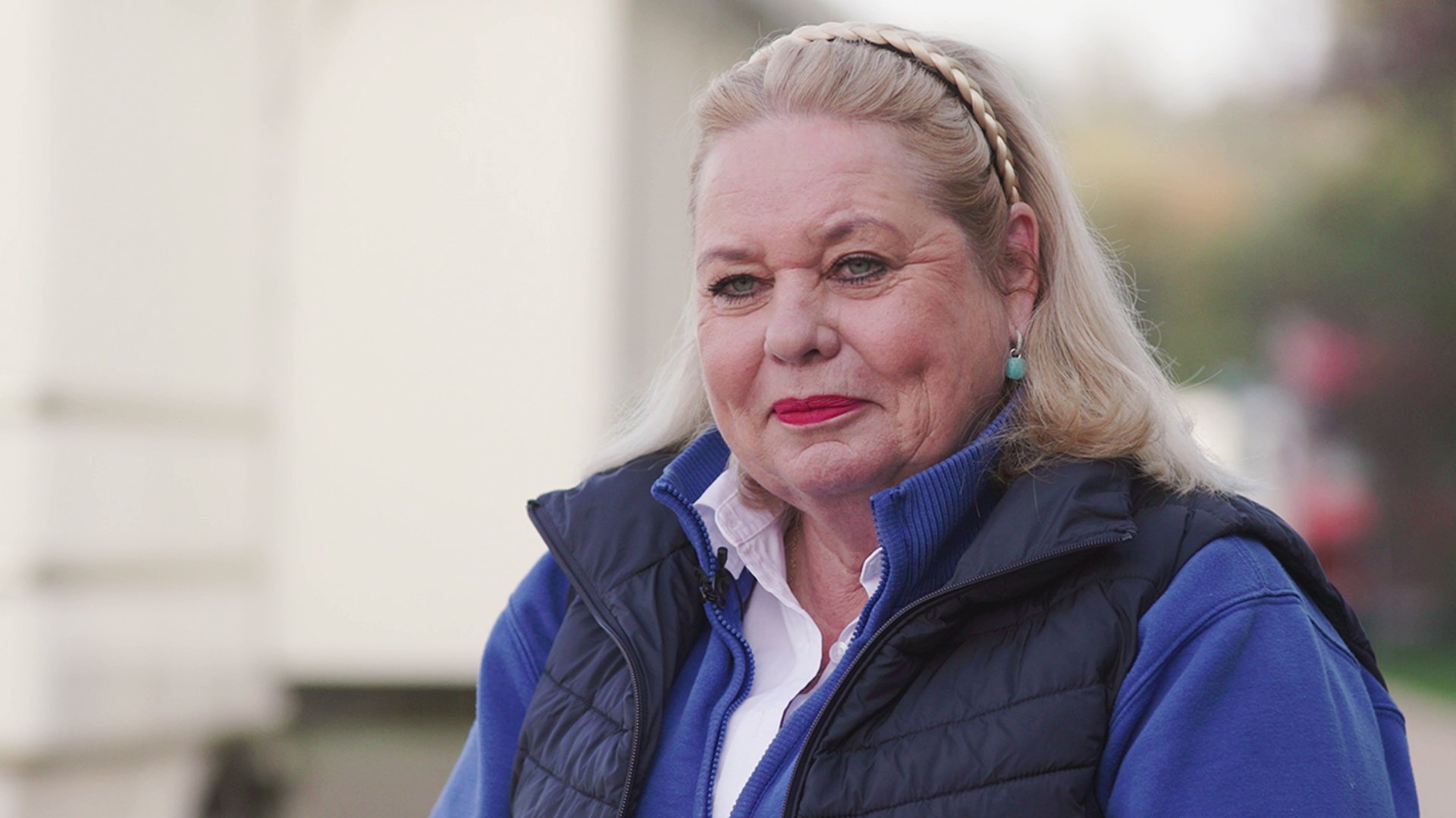 Hanni, Schaustellerin auf der Fürther Kirchweih, vor ihrer "Rollenden Metzgerei" auf dem Festgelände.