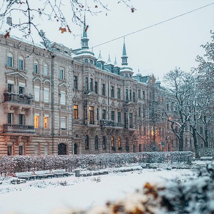 Blick auf die verschneite Willy-Brandt-Anlage in Fürth, mit weißen Wegen und winterlicher Stimmung