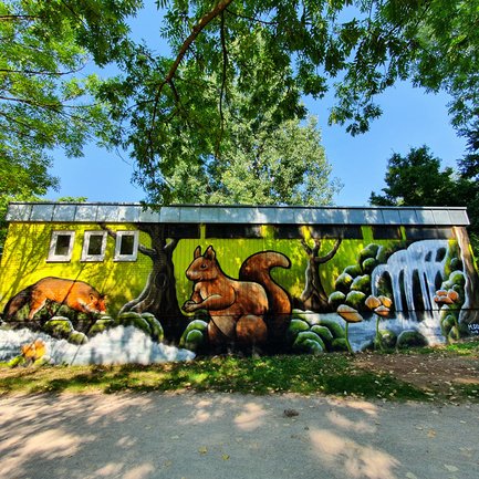 Auftragsgraffiti am Toilettenhäuschen bei der Kleinen Mainau zeigt Fuchs und Eichhörnchen