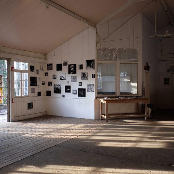 Kleine Schwarz-Weiß-Fotoausstellung am Kulturort Badstraße an der Fürther Uferpromenade