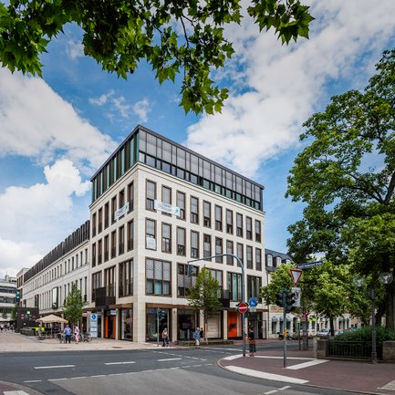 Eingang zur Neuen Mitte in Fürth mit Blick auf die Einkaufsstraße und die Innenstadt-Bibliothek