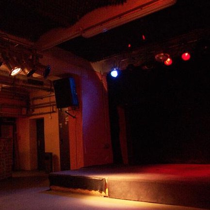Vorbereitete Bühne im Kunstkeller o27 in Fürth für kommende Konzerte und Events