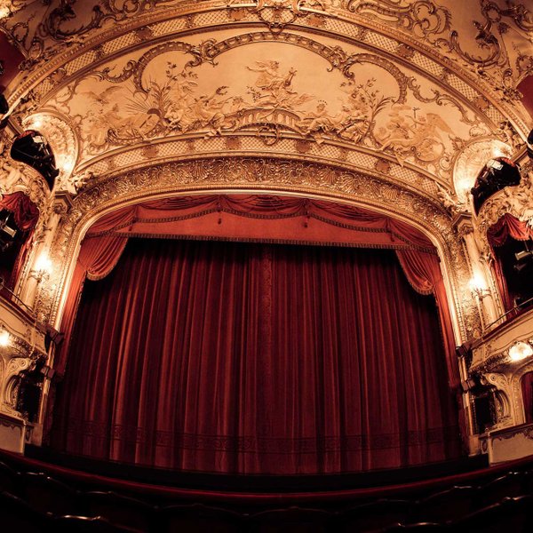 Imposanter Saal des Fürther Stadttheaters mit rotem Vorhang, bereit für die nächste Vorstellung