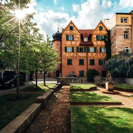 Das Lochner'sche Gartenhaus in Fürth an einem sonnigen Tag umgeben von grüner Idylle
