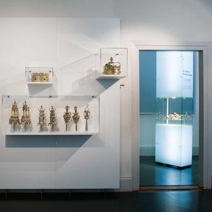 Historische Rimonim, Torakronen und Schilder im Jüdischen Museum Fürth ausgestellt