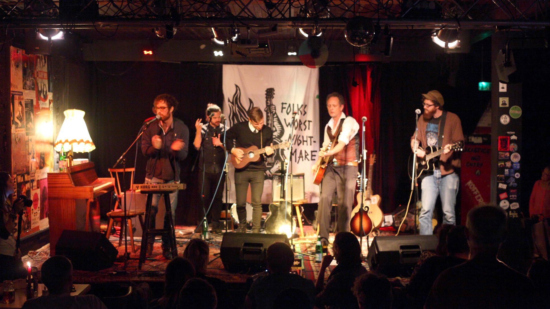 Konzert in der Kofferfabrik Fürth, bei dem Besucher die Live-Musik in der subkulturellen Location genießen